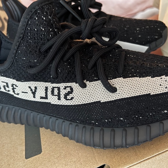 ADIDAS Yeezy Boost 350 V2 "Oreo" - Picture 2 of 3